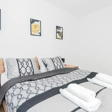 Navalis With Parking In By Renters Lejlighed *